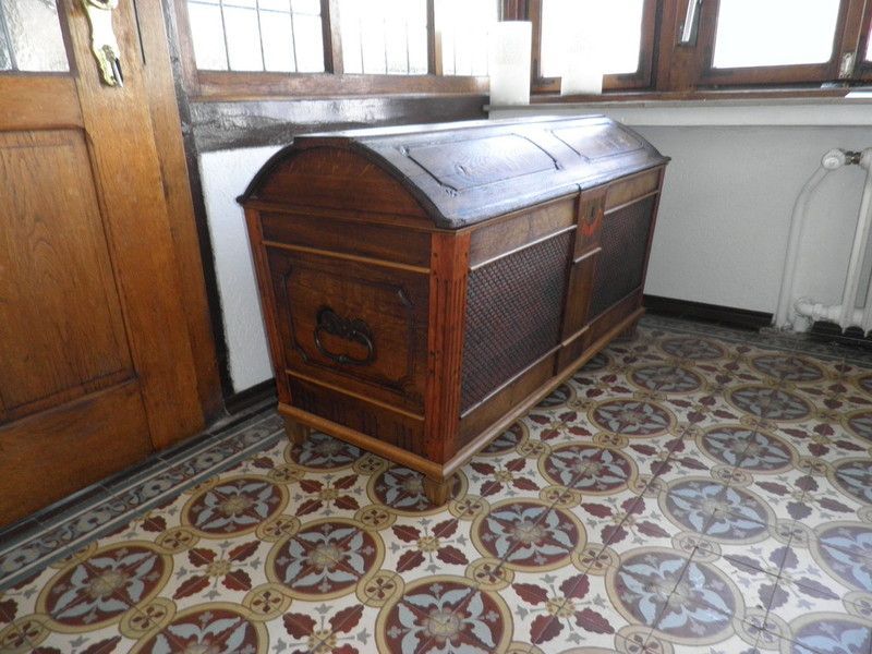 Holzwaschtisch mit schwarzer Oberseite und weißer Front mit zwei Schubladen, die dieselbe Breite wie der Schrank haben. Ein weißes rundes modernes Waschbecken mit verchromter Mischbatterie steht oben rechts auf dem Schrank.