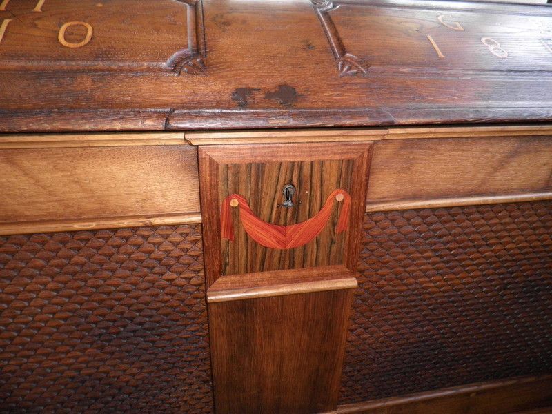 Holzwaschtisch mit schwarzer Oberseite und weißer Front mit zwei Schubladen, die dieselbe Breite wie der Schrank haben. Ein weißes rundes modernes Waschbecken mit verchromter Mischbatterie steht oben rechts auf dem Schrank.