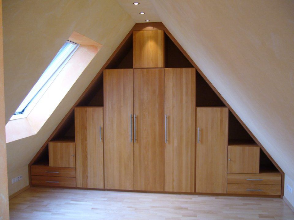 Holzregale um eine Milchglastür direkt in die Wand gebaut mit Milchglas als Rückwand und passendem Fenster im Innenraum aus hellem Holzrahmen und Milchglaseinsatz