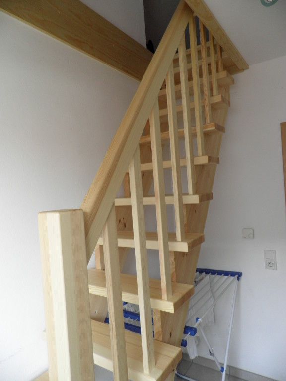 Holzregale um eine Milchglastür direkt in die Wand gebaut mit Milchglas als Rückwand und passendem Fenster im Innenraum aus hellem Holzrahmen und Milchglaseinsatz