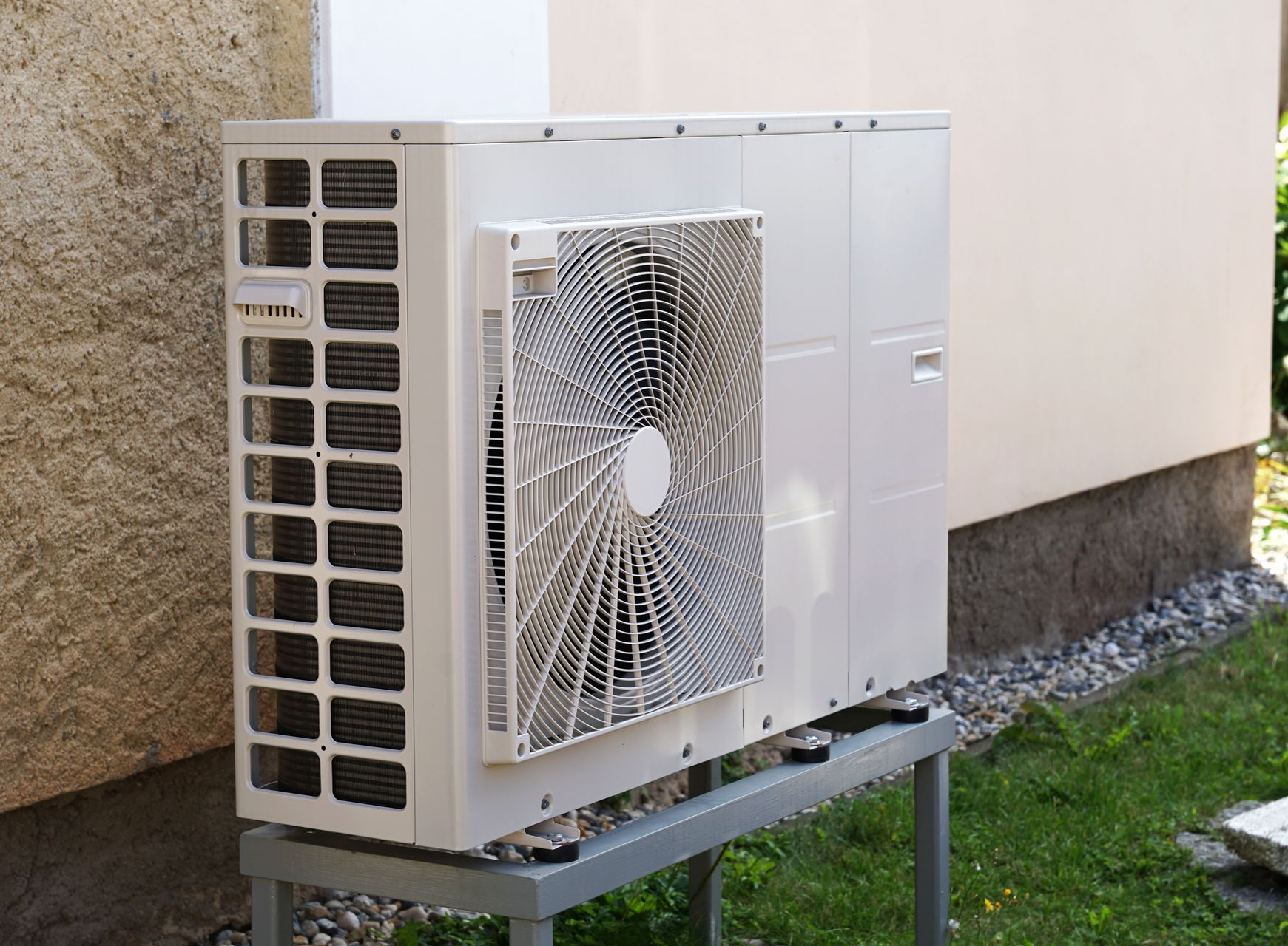 Une pompe à chaleur air/eau posée sur un support