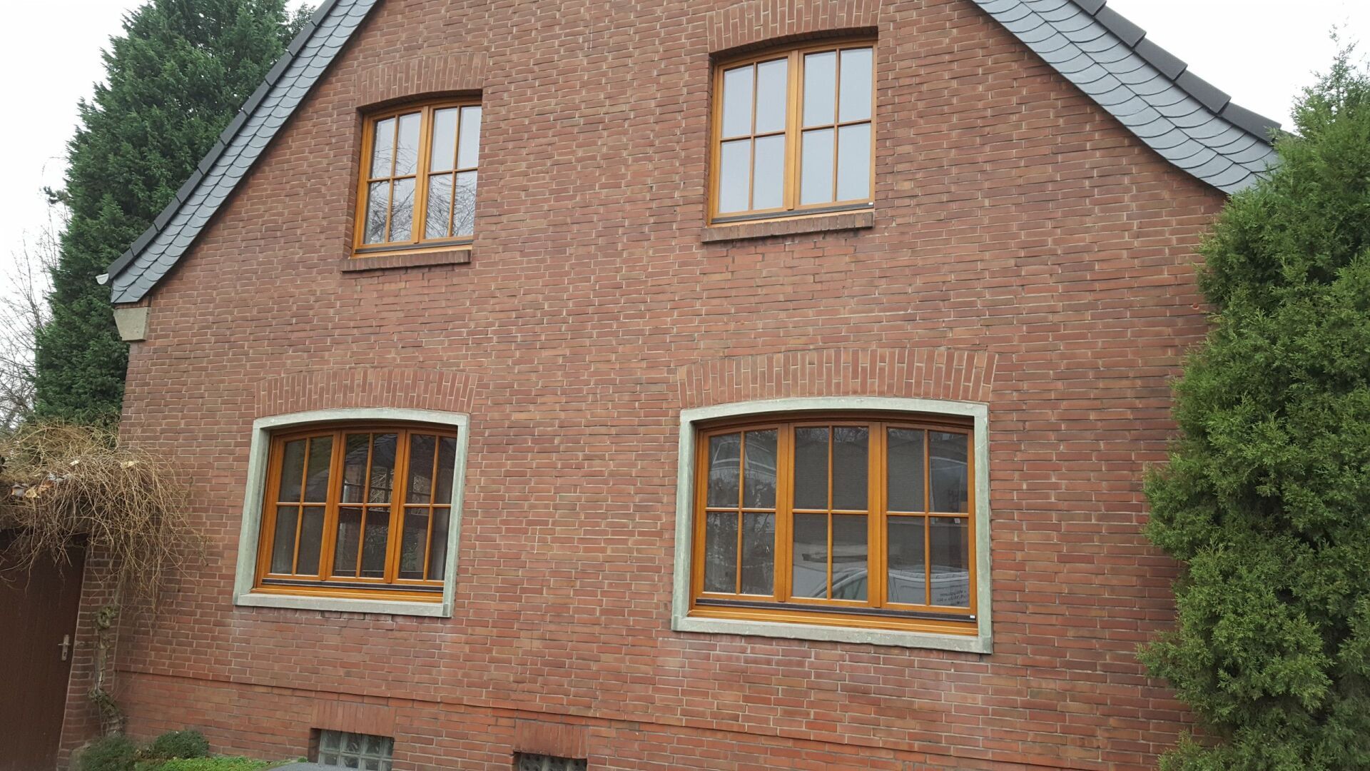 Hausansicht mit Holzfenstern handgefertigt