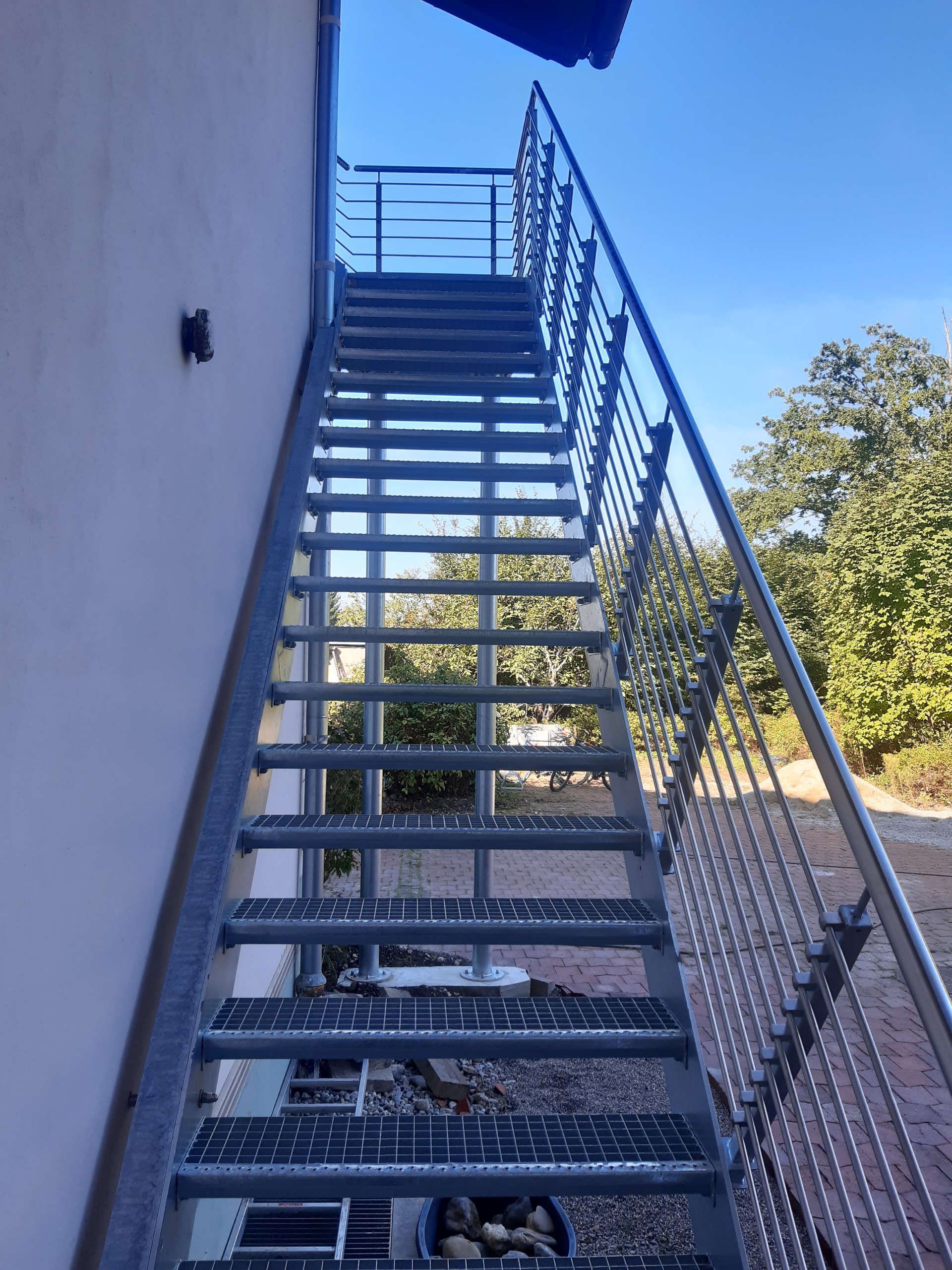 Außentreppen an einer Häuserwand mit Geländer aus Metall