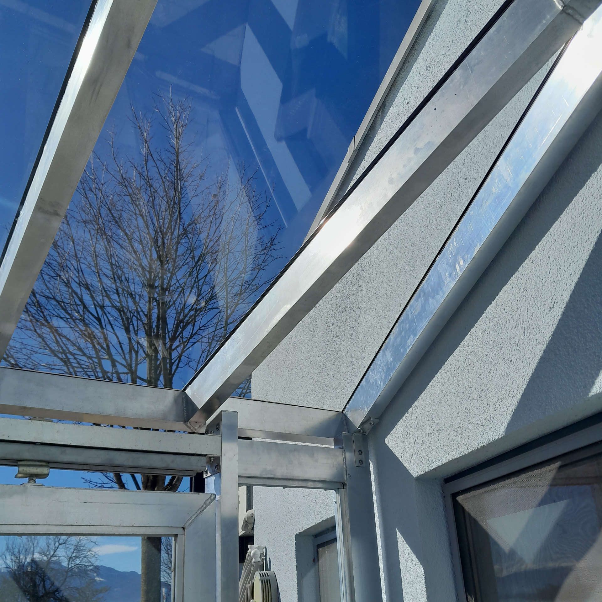 Vordachkonstruktion aus Aluminium mit Festverglasung