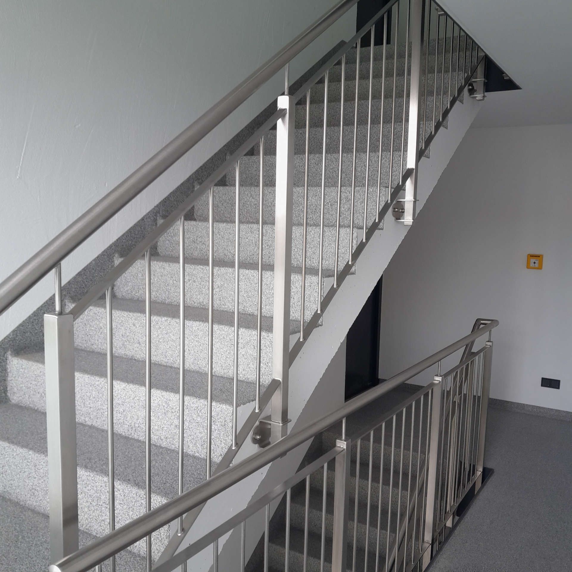 Eine Treppe mit Edelstahlgeländer