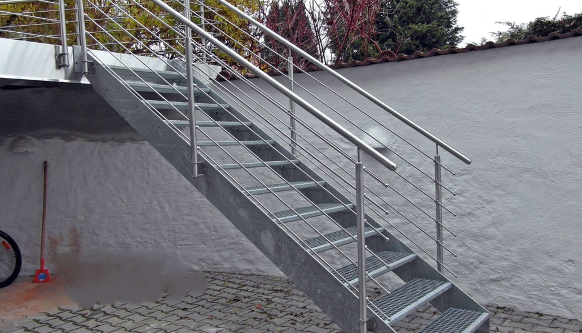 Metallgeländer einer Dachterrasse mit Treppe