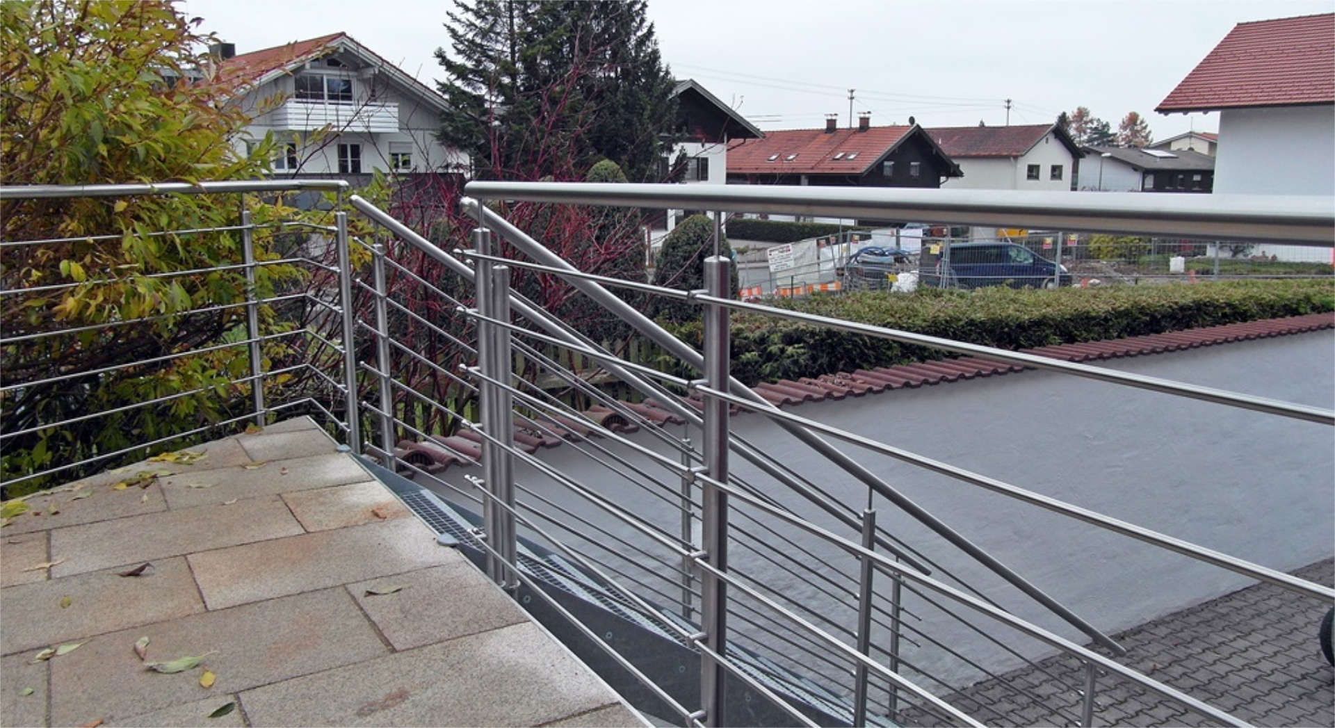 Metallgeländer einer Dachterrasse mit Treppe