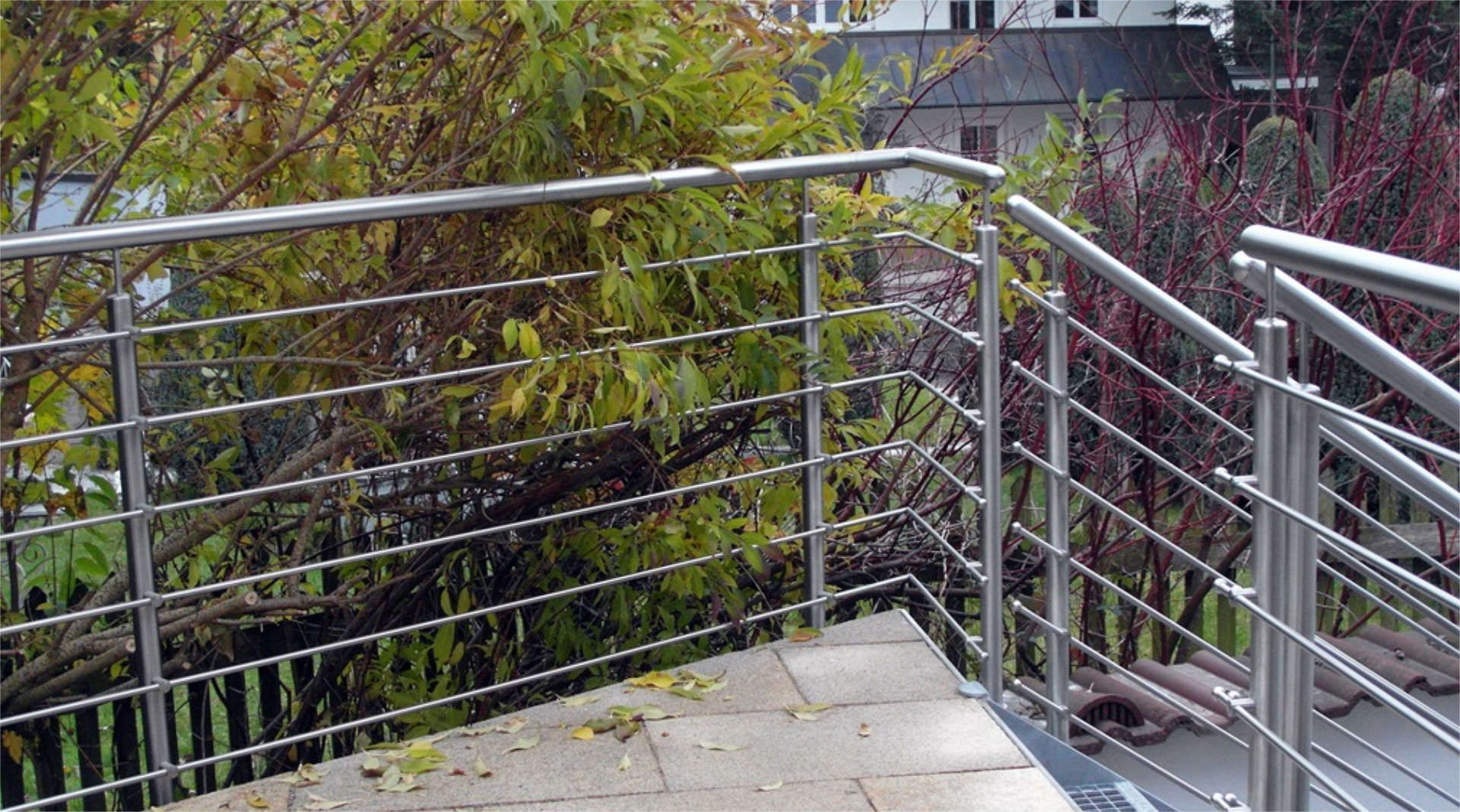 Metallgeländer einer Dachterrasse mit Treppe