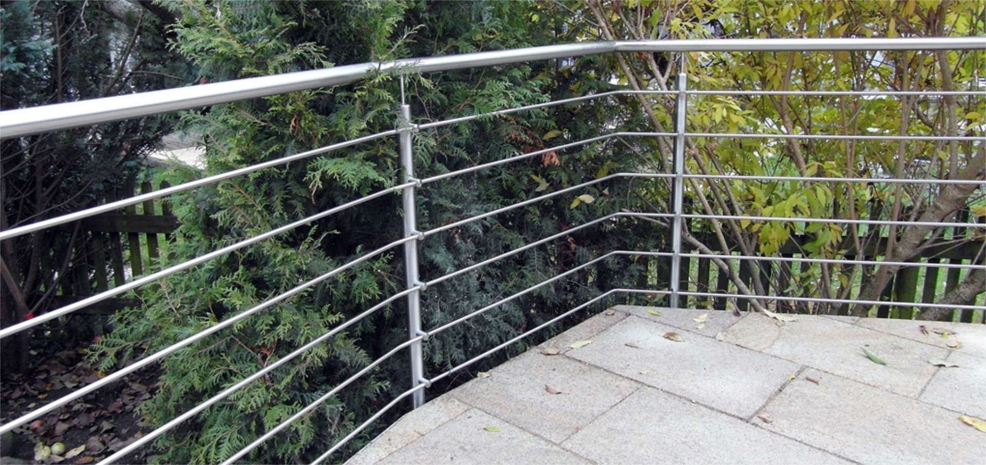 Metallgeländer einer Dachterrasse mit Treppe