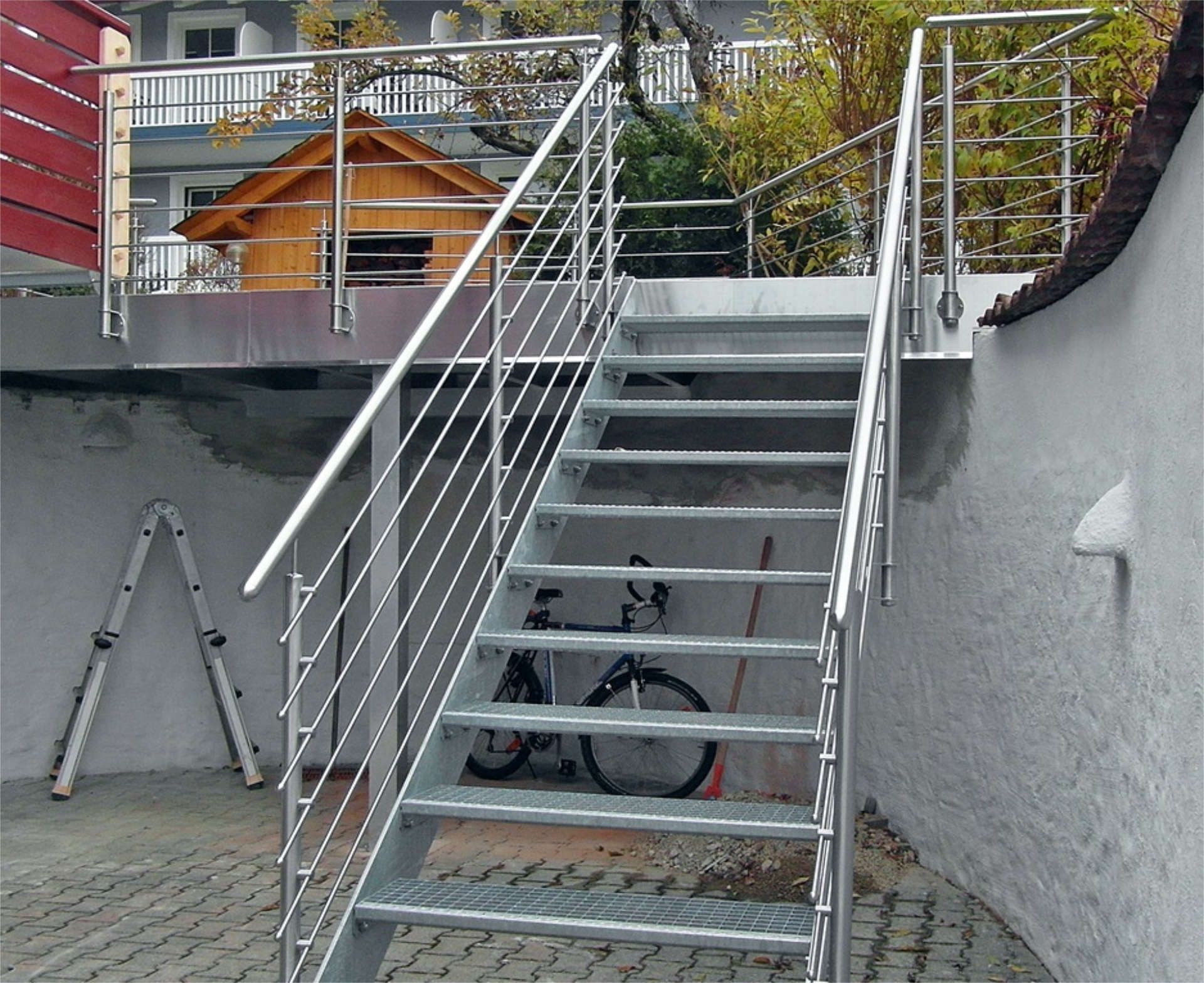 Metallgeländer einer Dachterrasse mit Treppe