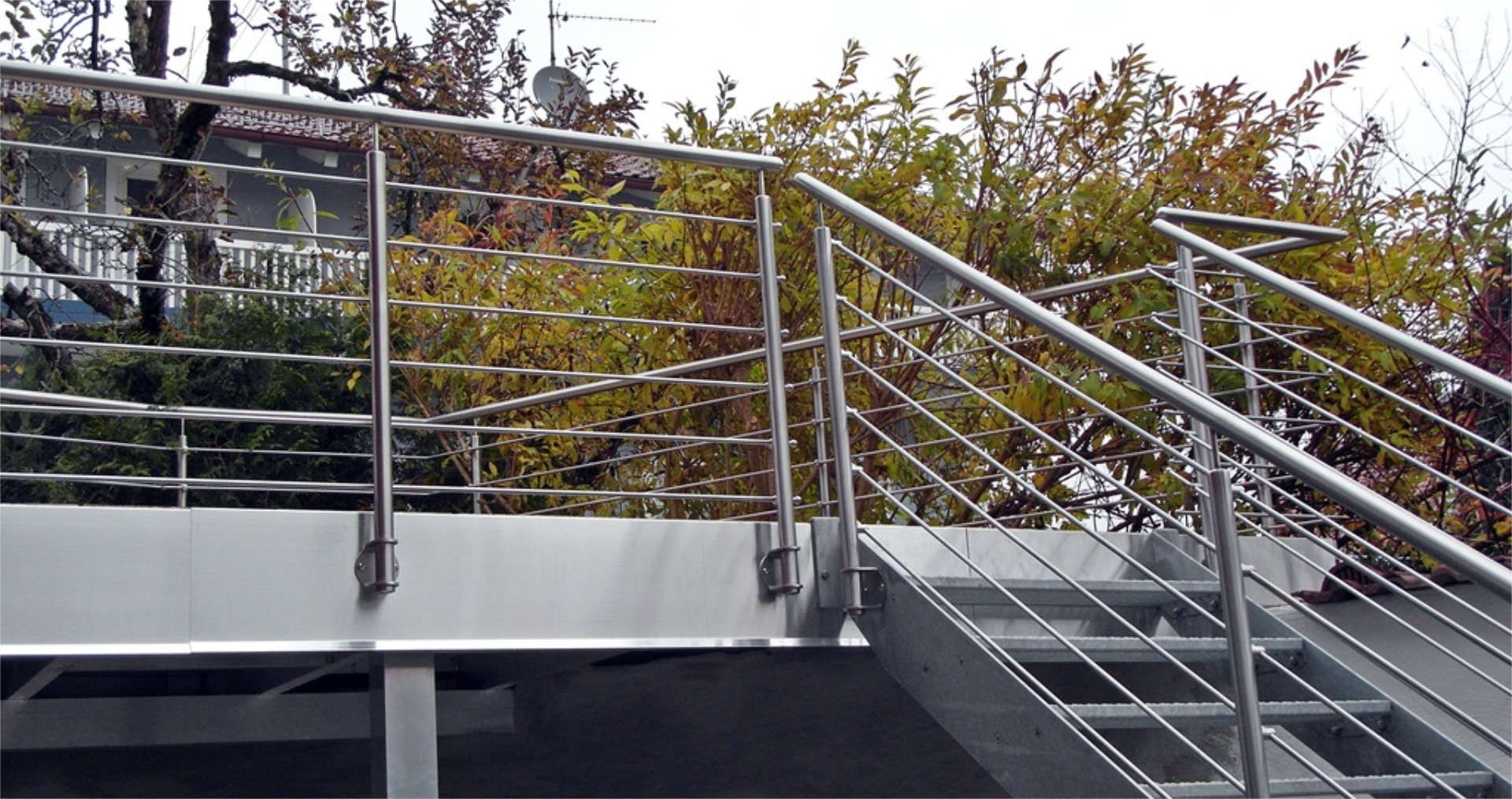 Metallgeländer einer Dachterrasse mit Treppe