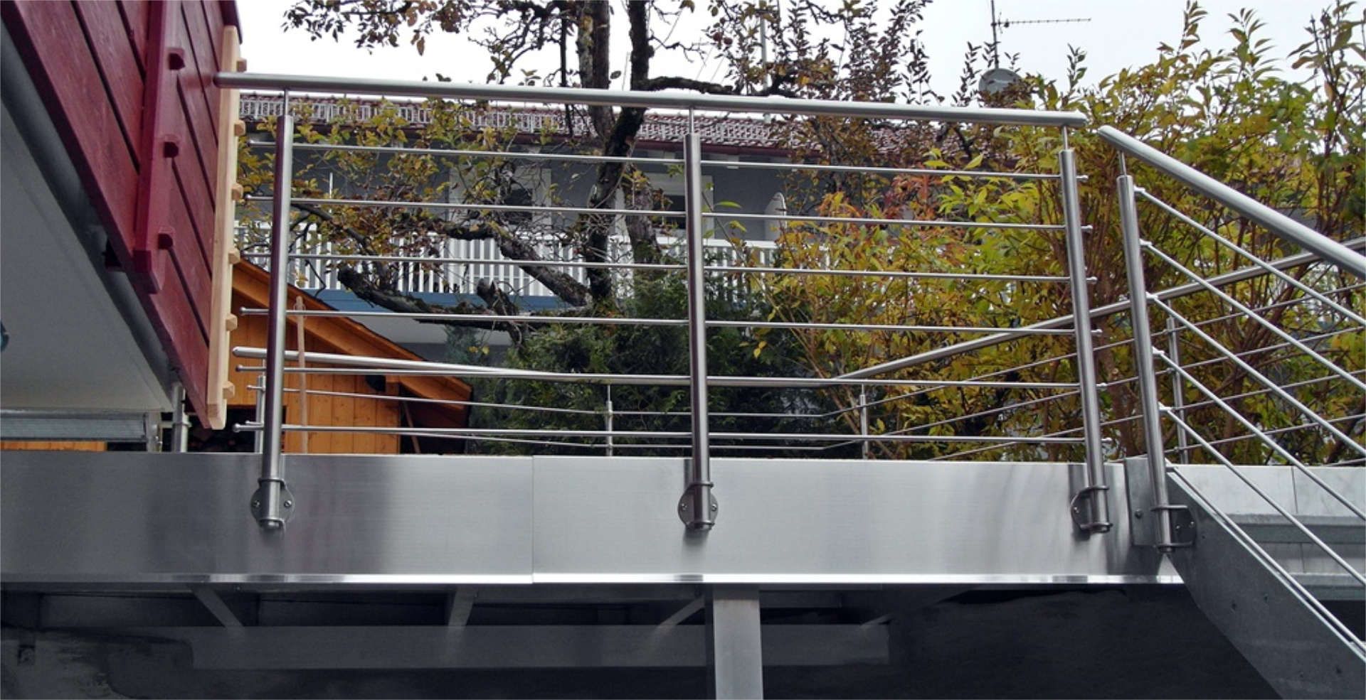 Metallgeländer einer Dachterrasse mit Treppe