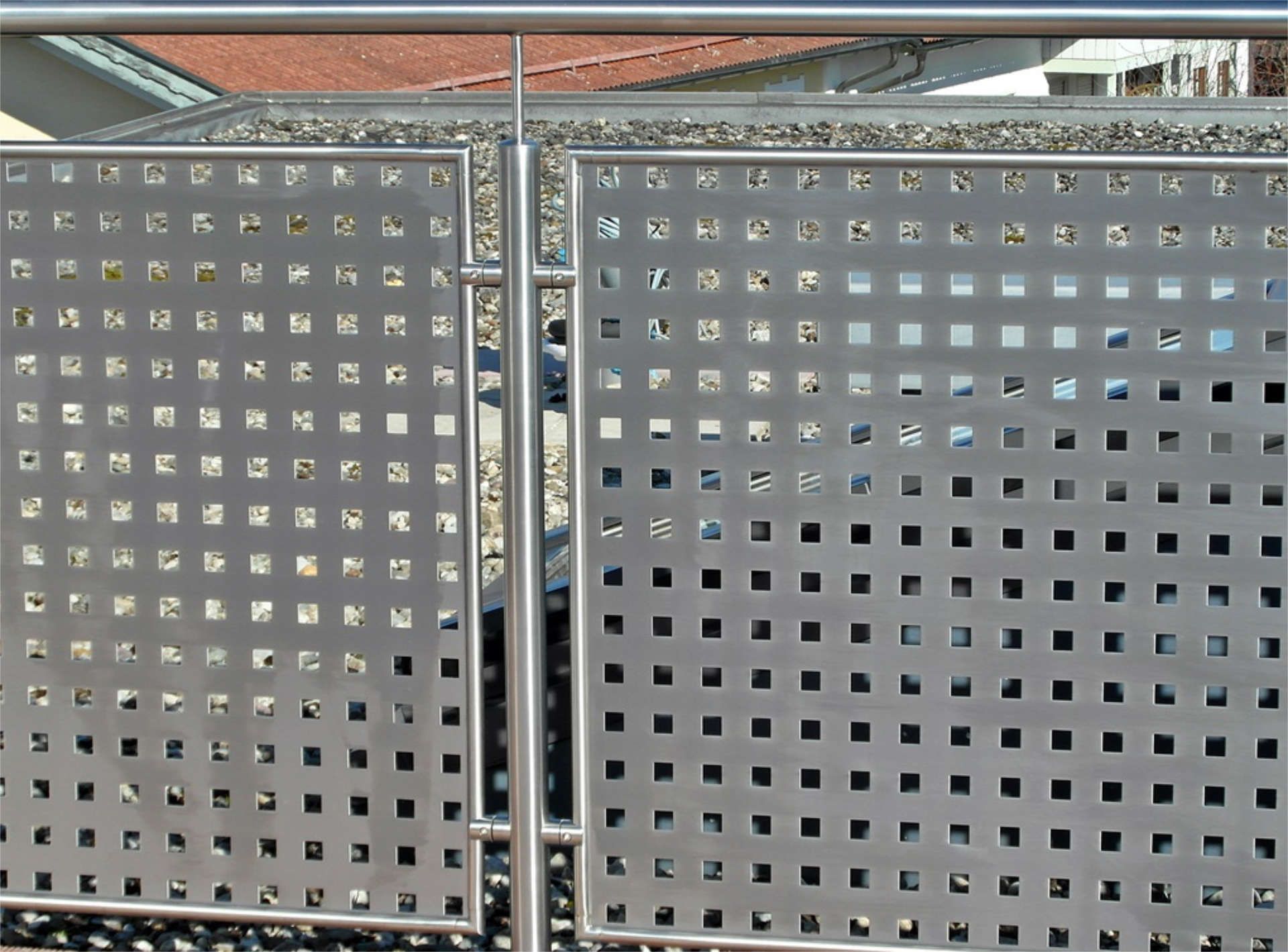 Metallgeländer einer Dachterrasse