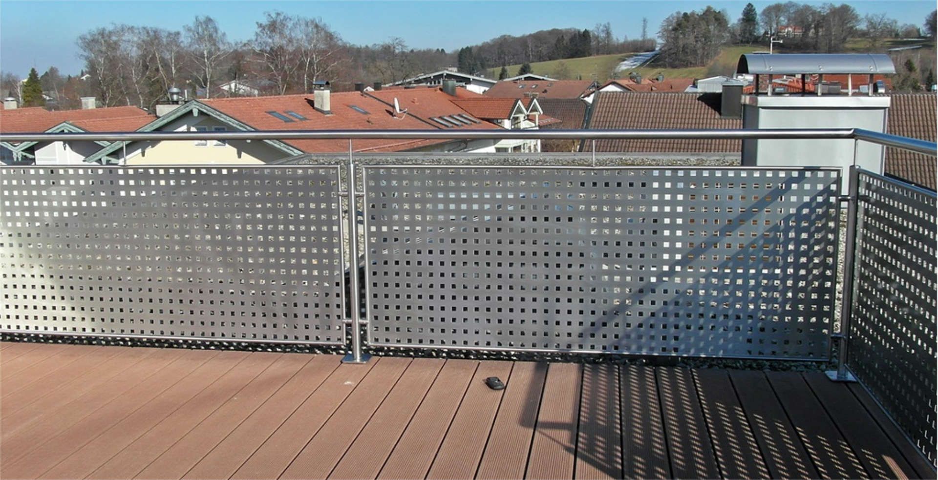 Metallgeländer einer Dachterrasse