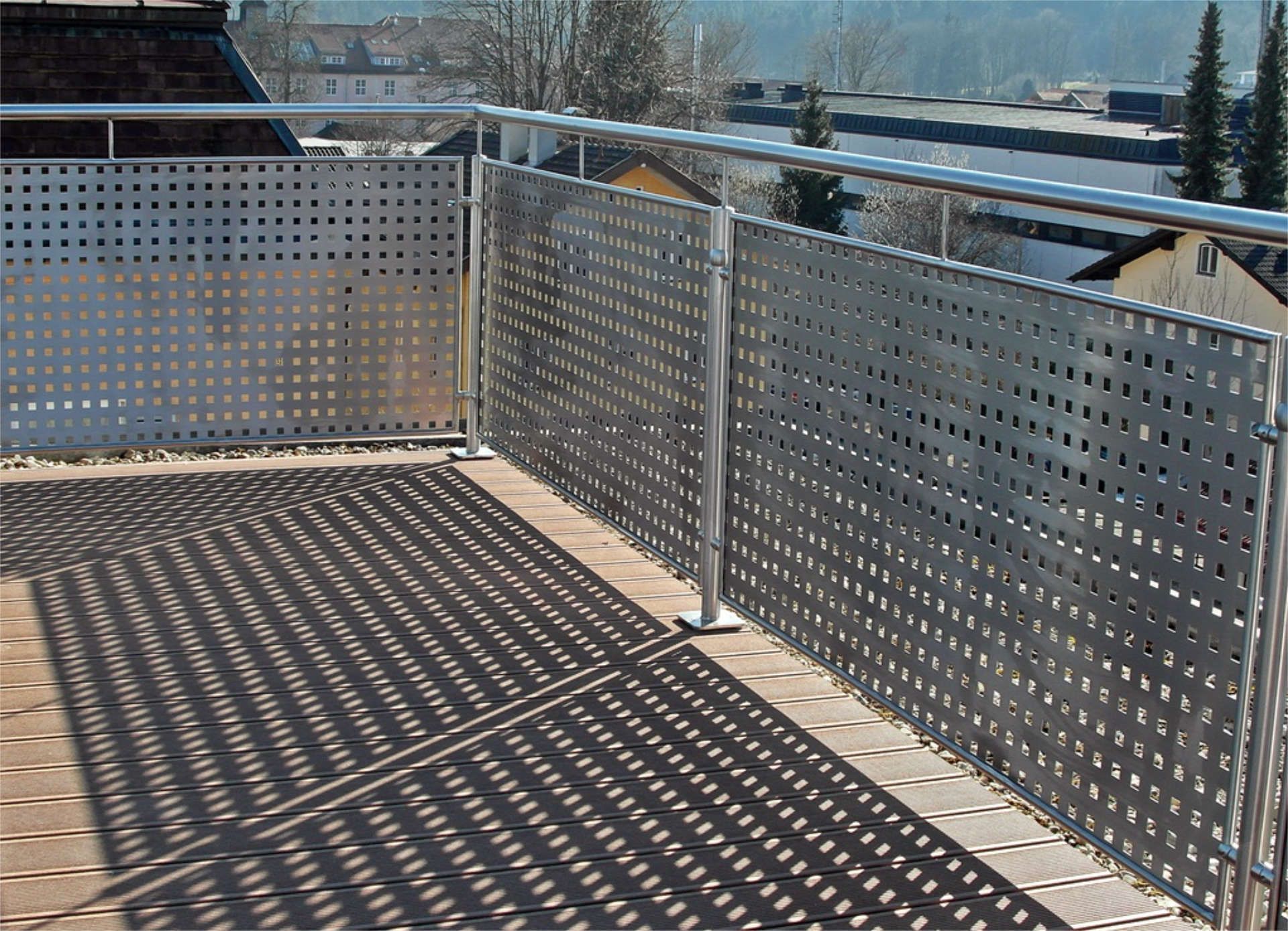Metallgeländer einer Dachterrasse
