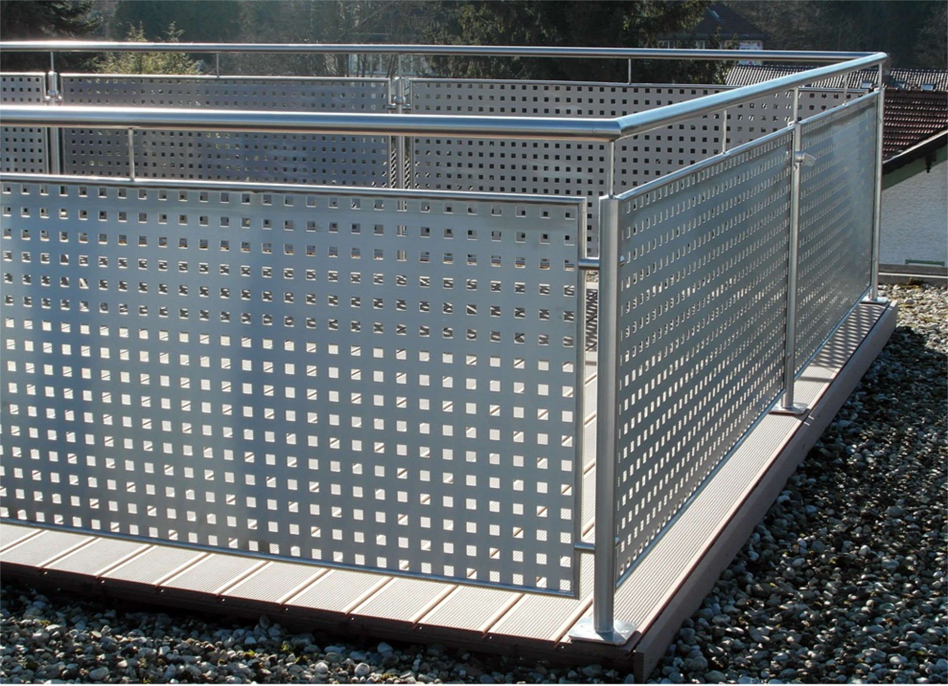 Metallgeländer einer Dachterrasse