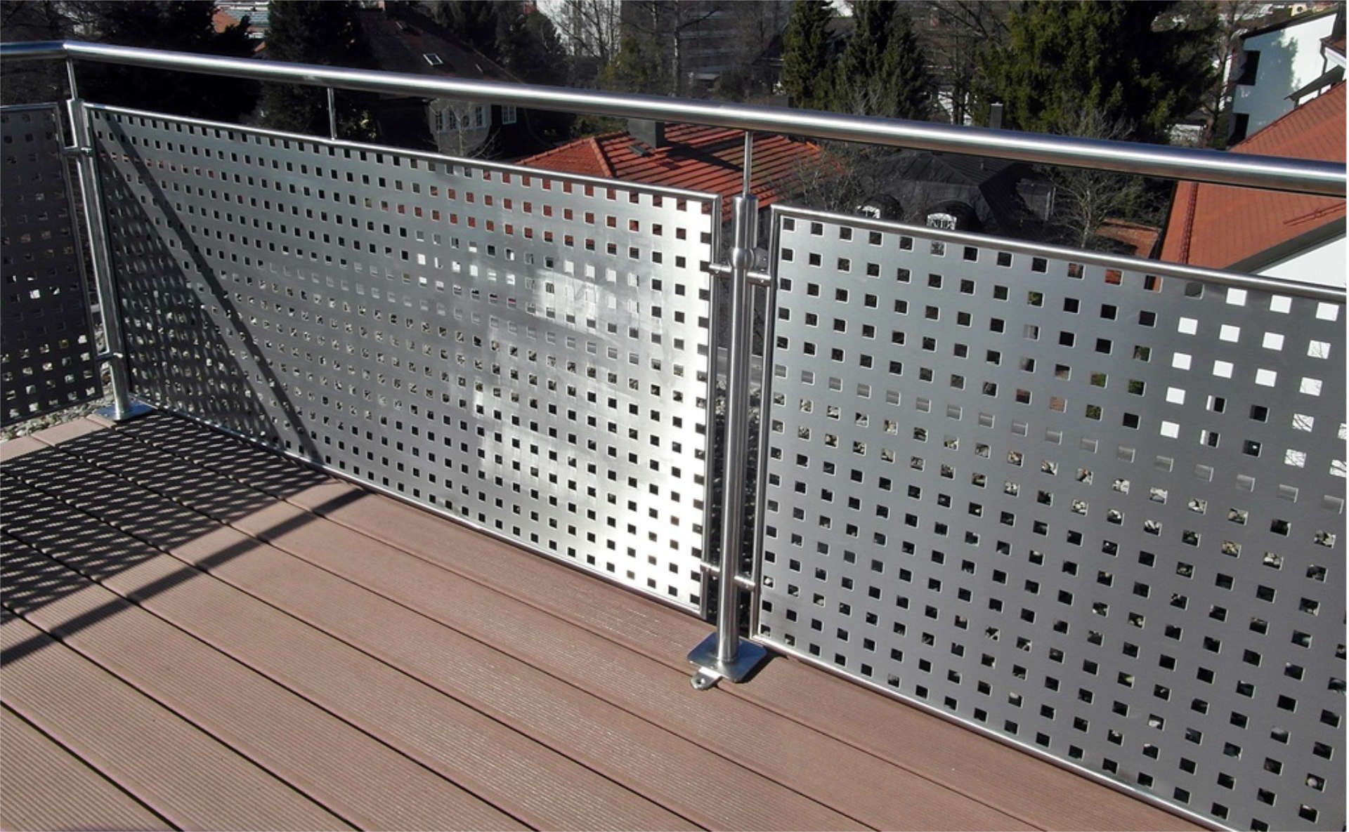 Metallgeländer einer Dachterrasse