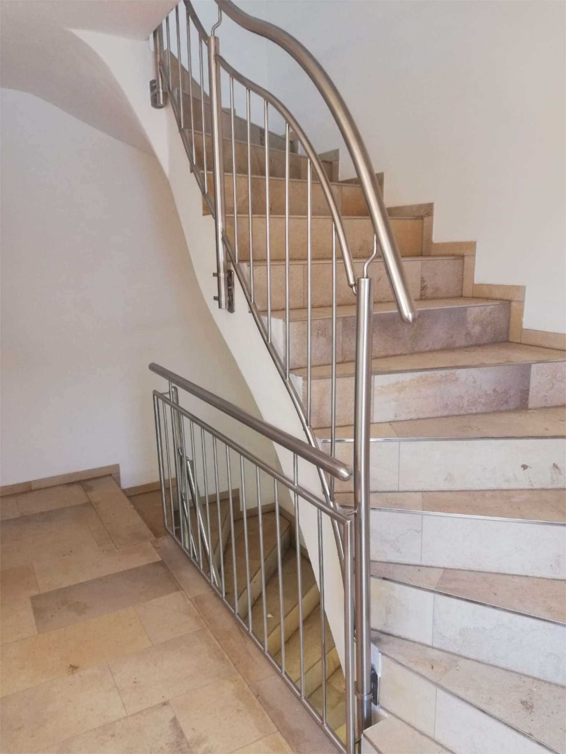 Treppenhaus mit Metallgeländer