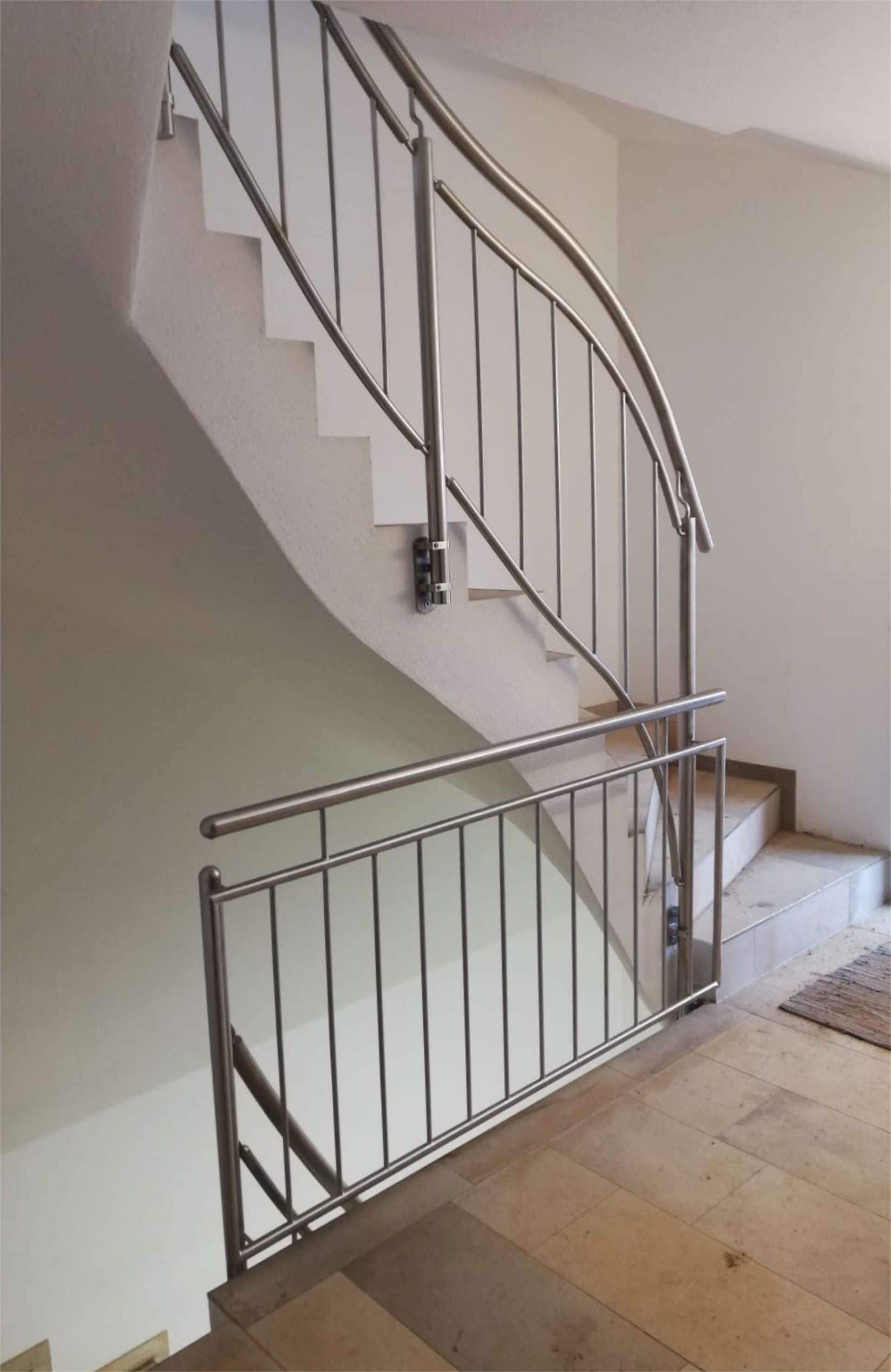 Treppenhaus mit Metallgeländer