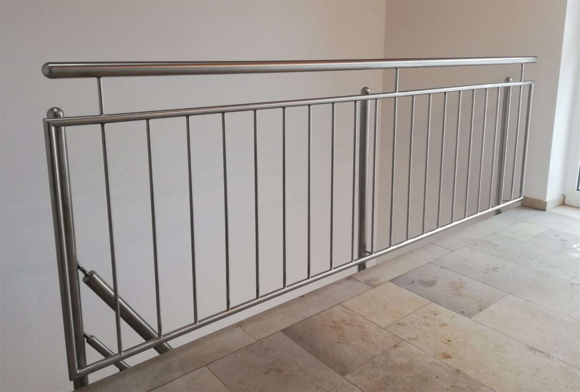 Treppenhaus mit Metallgeländer