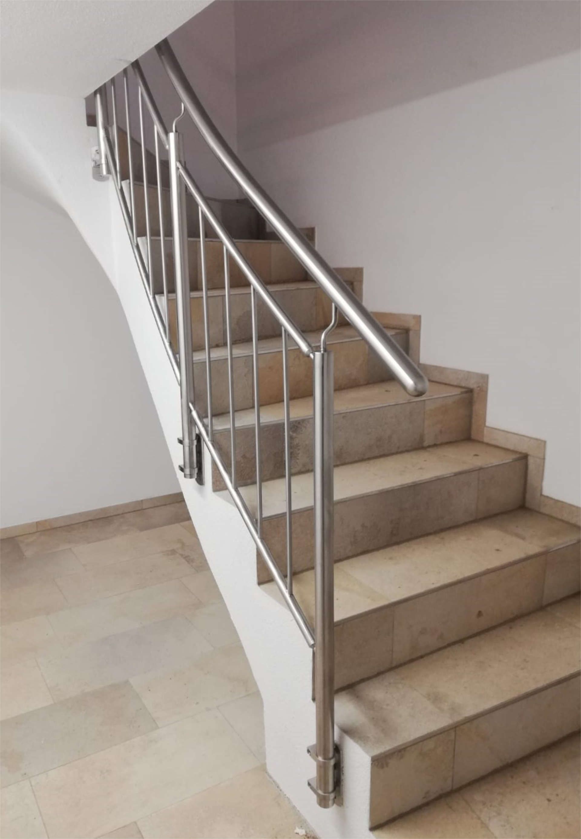 Treppenhaus mit Metallgeländer