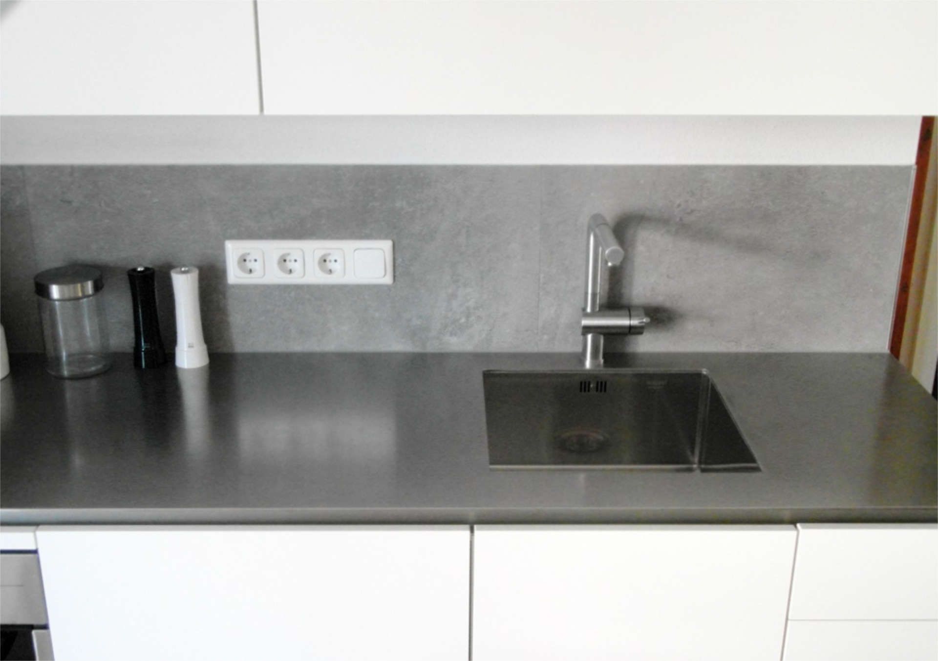 Arbeitsplatte mit Spüle einer Küche