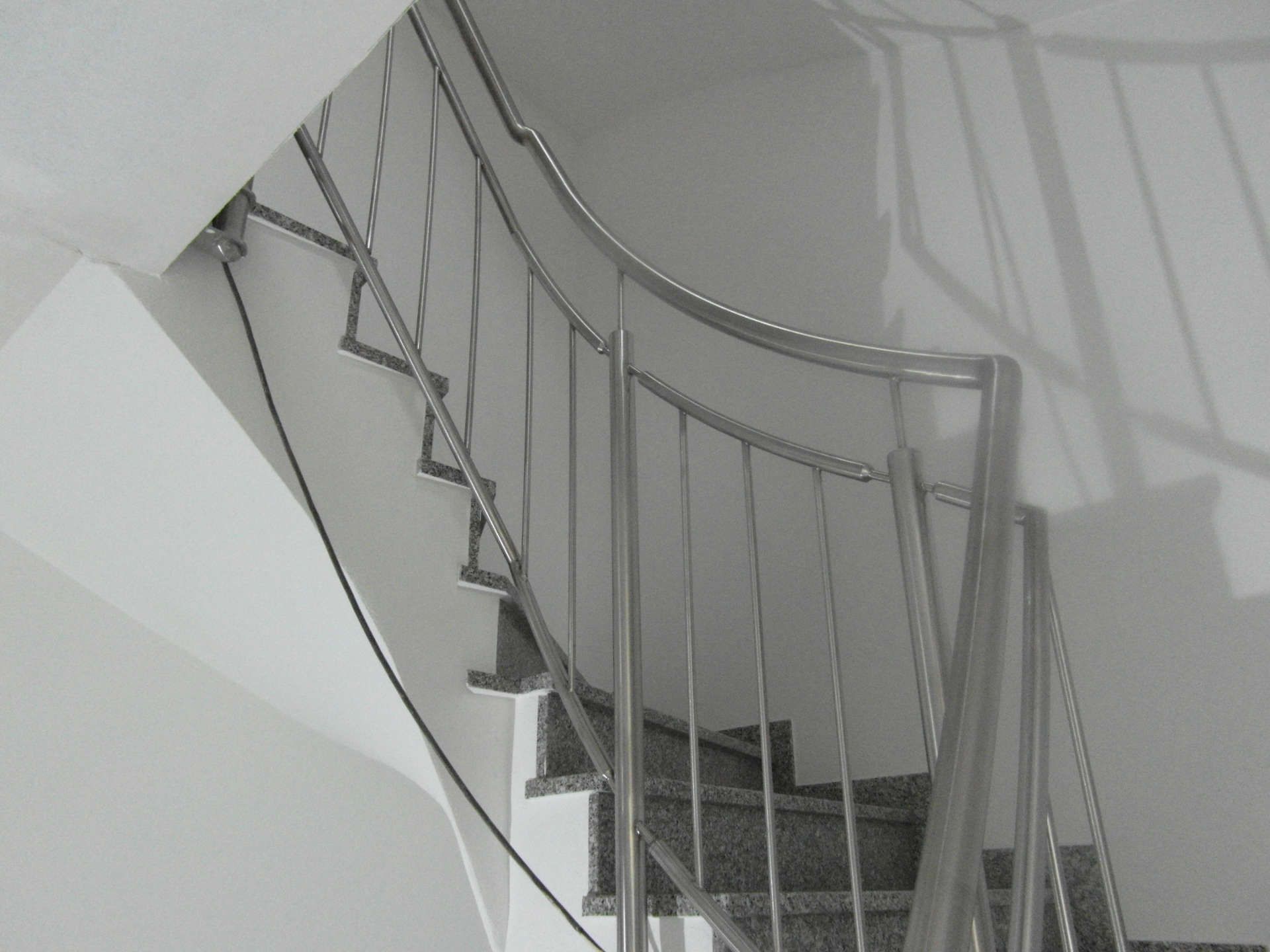 Treppenhaus mit Metallgeländer