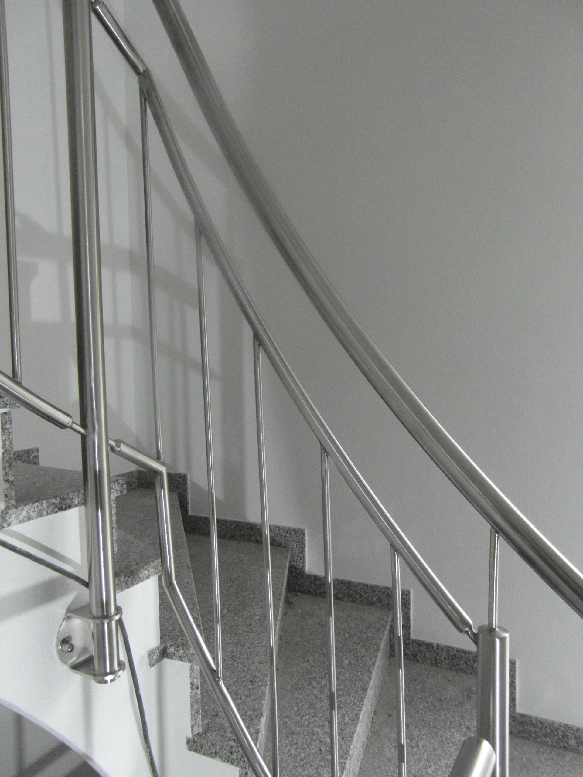 Treppenhaus mit Metallgeländer