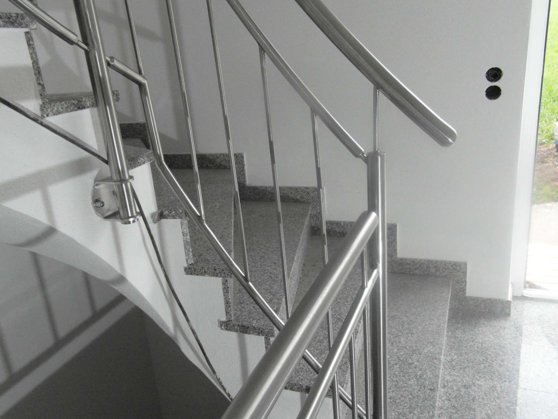 Treppenhaus mit Metallgeländer