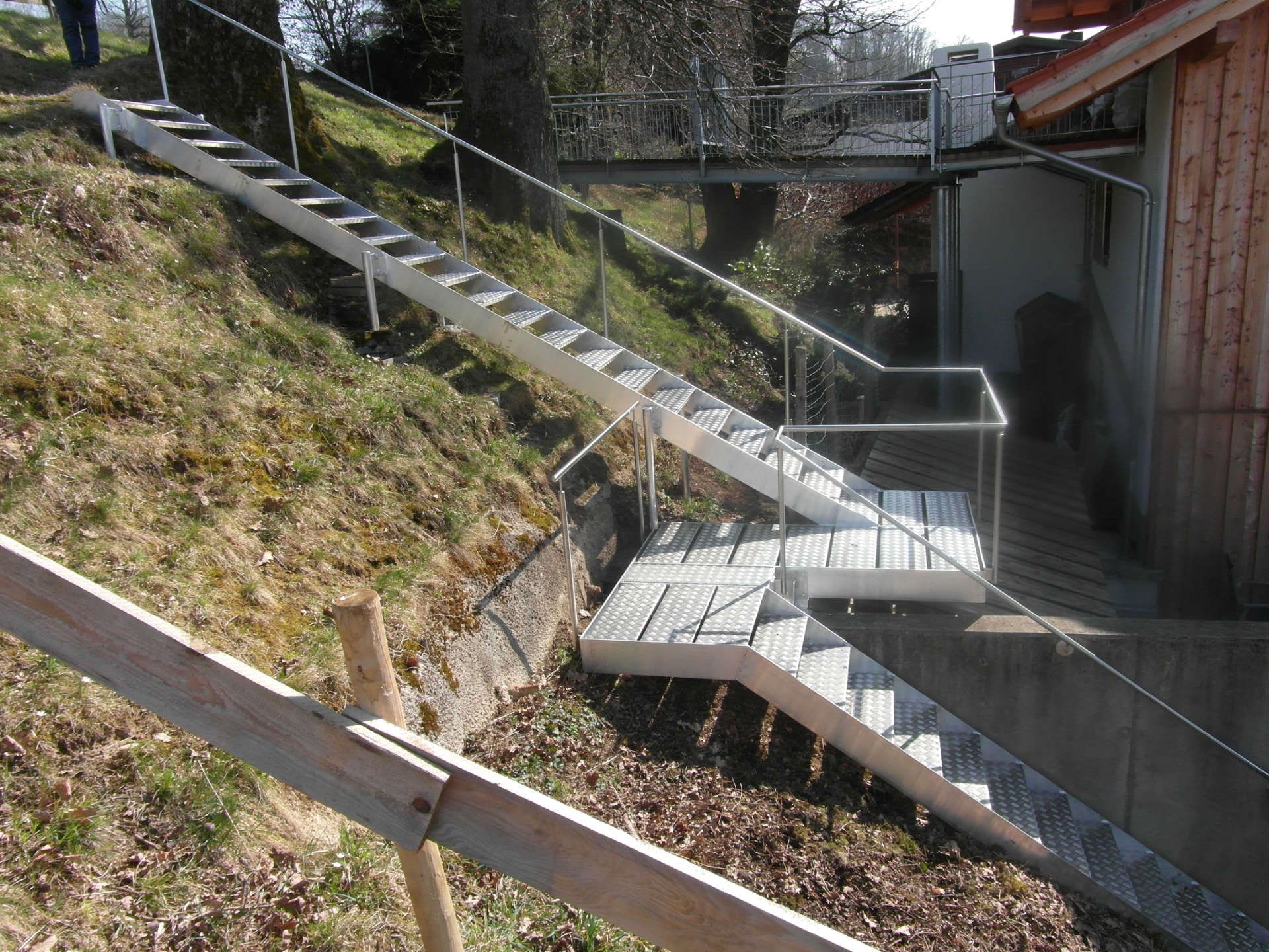 Metalltreppen an einem Abhang