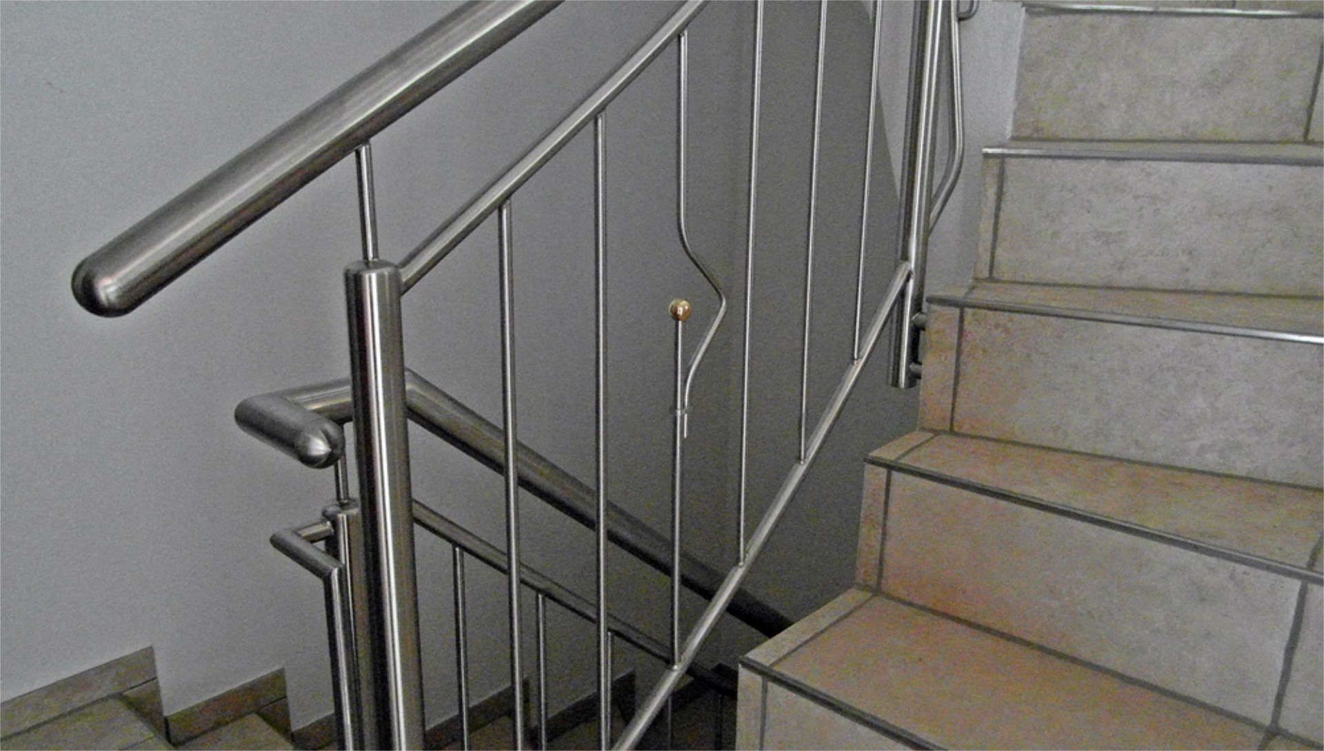 Treppenhaus mit Metallgeländer