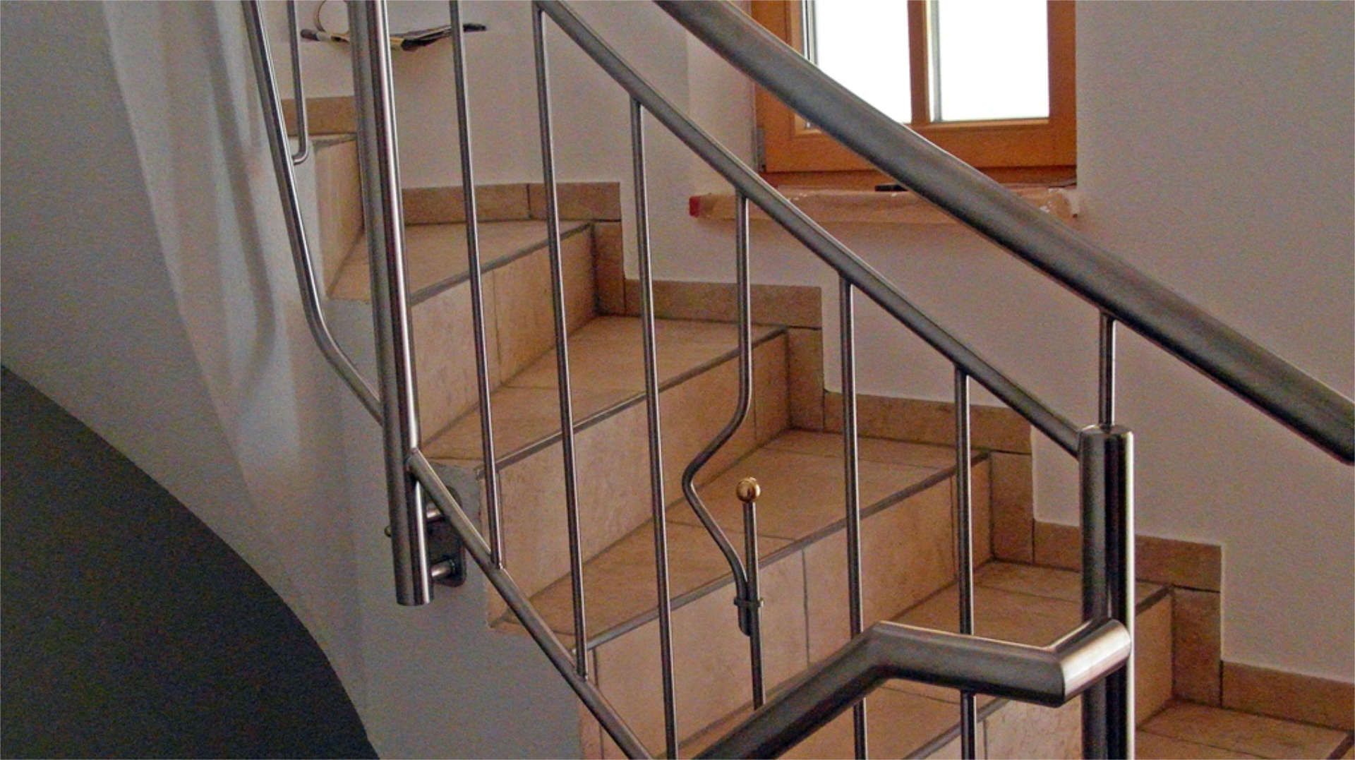 Treppenhaus mit Metallgeländer
