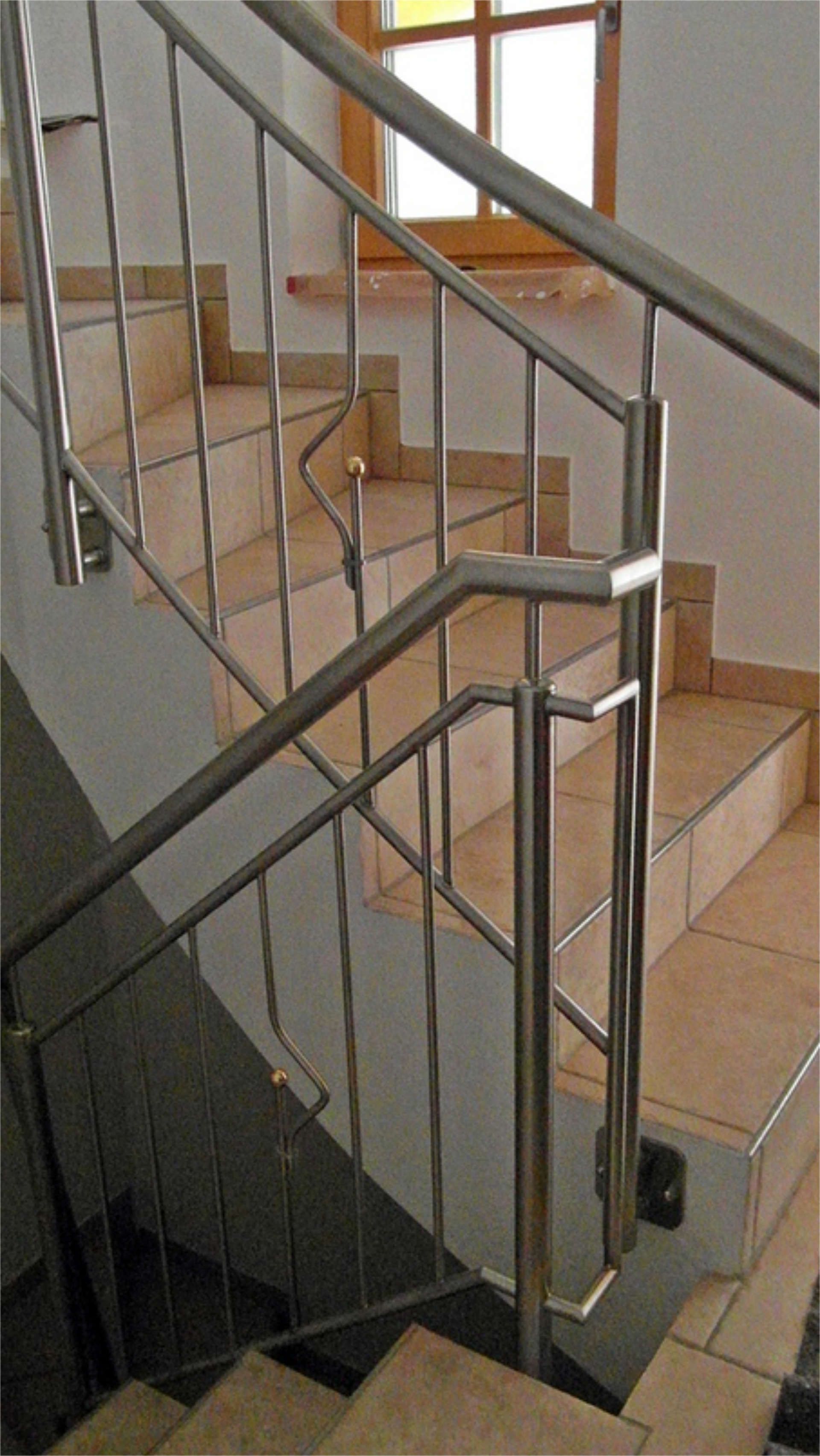 Treppenhaus mit Metallgeländer