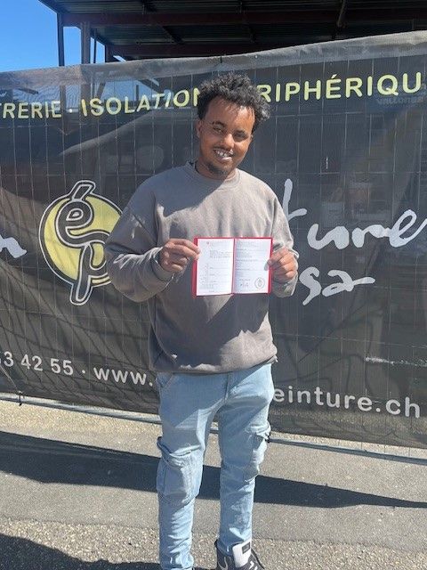 Monsieur Solomon Zerom pour la réussite de son AFP d’aide-peintre.