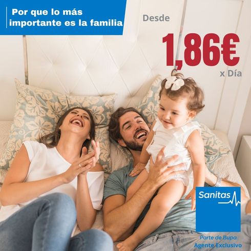 Tres hombres están sentados en una mesa teniendo una reunión.