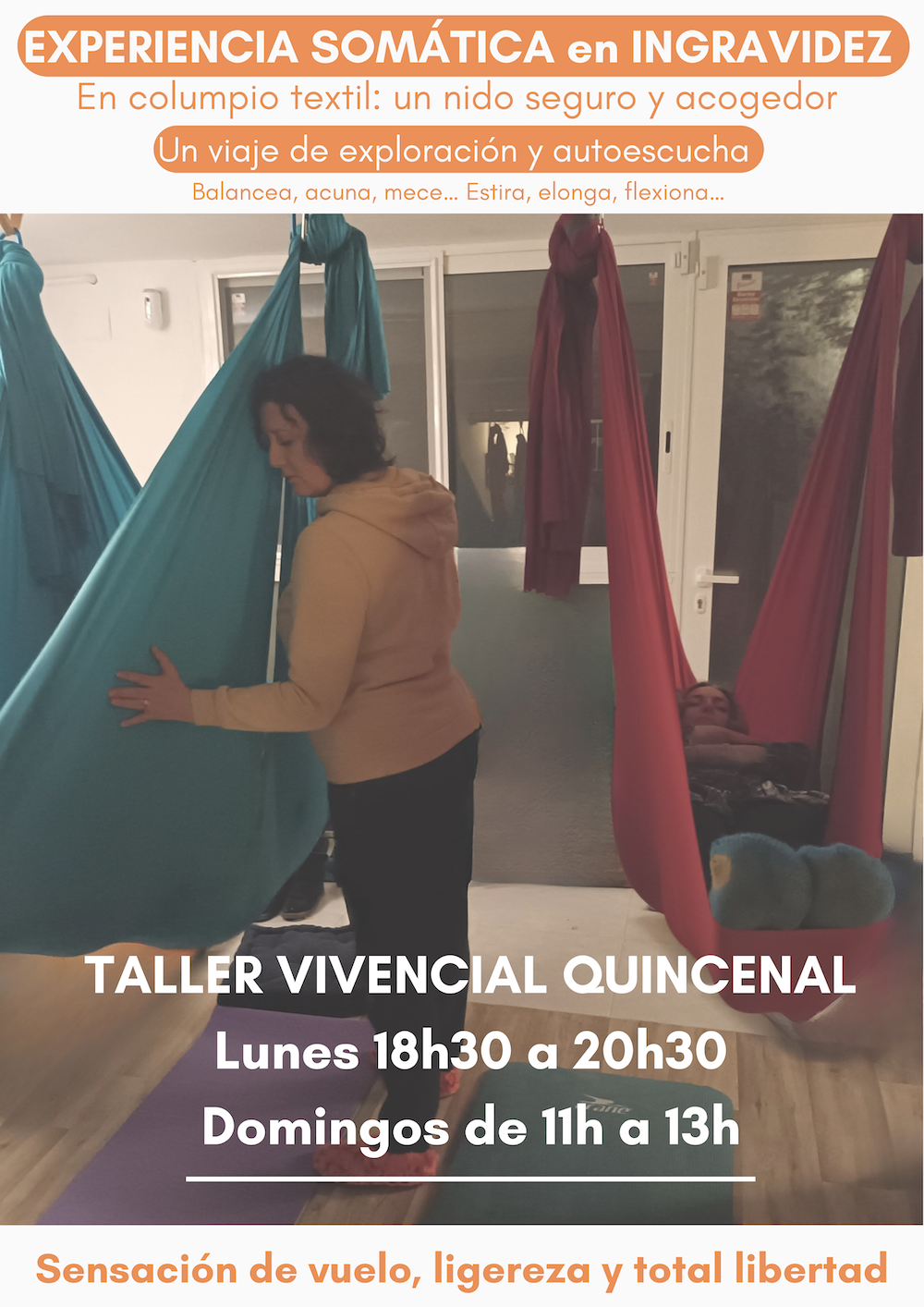 Una mujer está parada junto a una hamaca en una habitación.