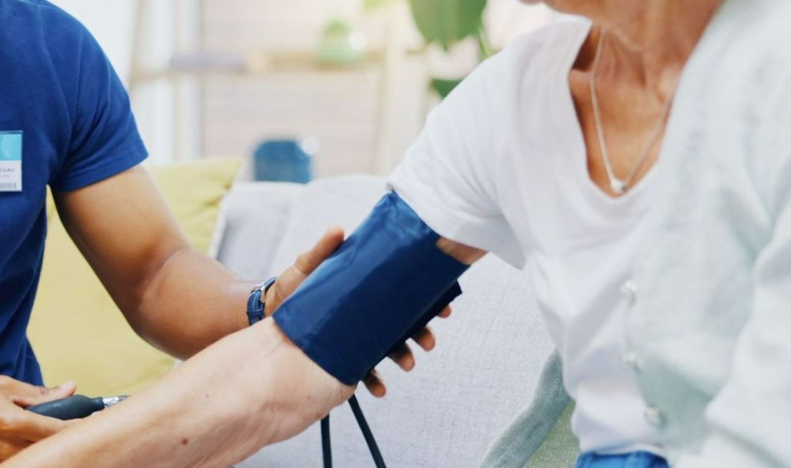 Un outil médical pour vérifier la tension autour du bras d'un humain