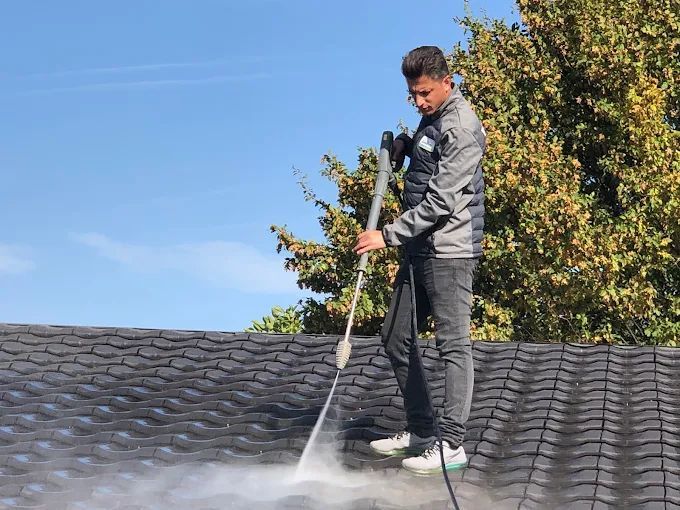 Stéphane Godiche avec un jet à haute pression.