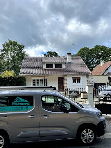 Le véhicule de Stéphane Couverture devant une petite maison.