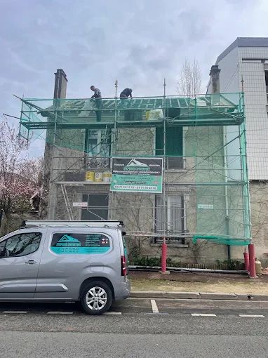 Le véhicule de Stéphane Couverture devant un filet vert.