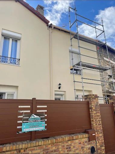 Un portail et un échafaudage.