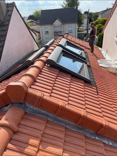 Quatre fenêtres de toit.