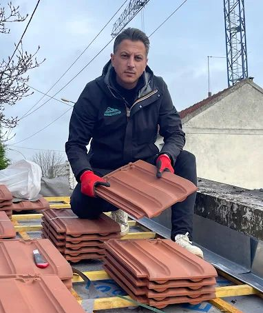 Stéphane Godiche avec une tuile dans les mains.