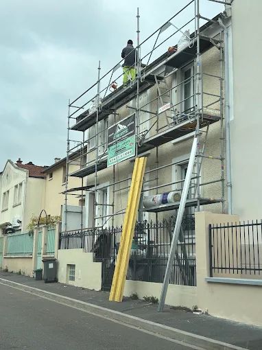 Un grand échafaudage devant une façade.