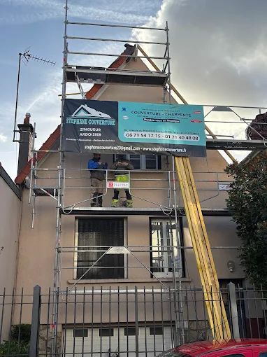Une façade avec une pancarte Stéphane Couverture.