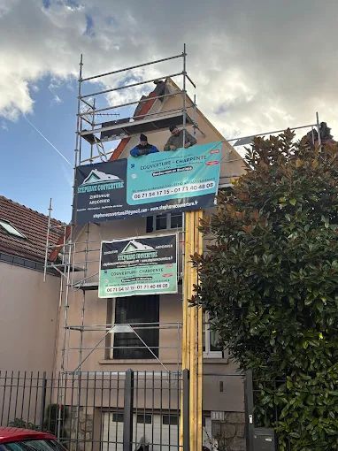 Une façade avec deux pancartes Stéphane Godiche.