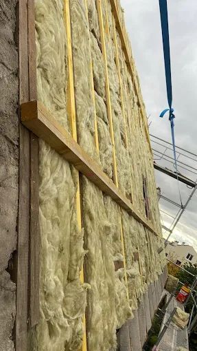 De la laine minérale sur un toit.