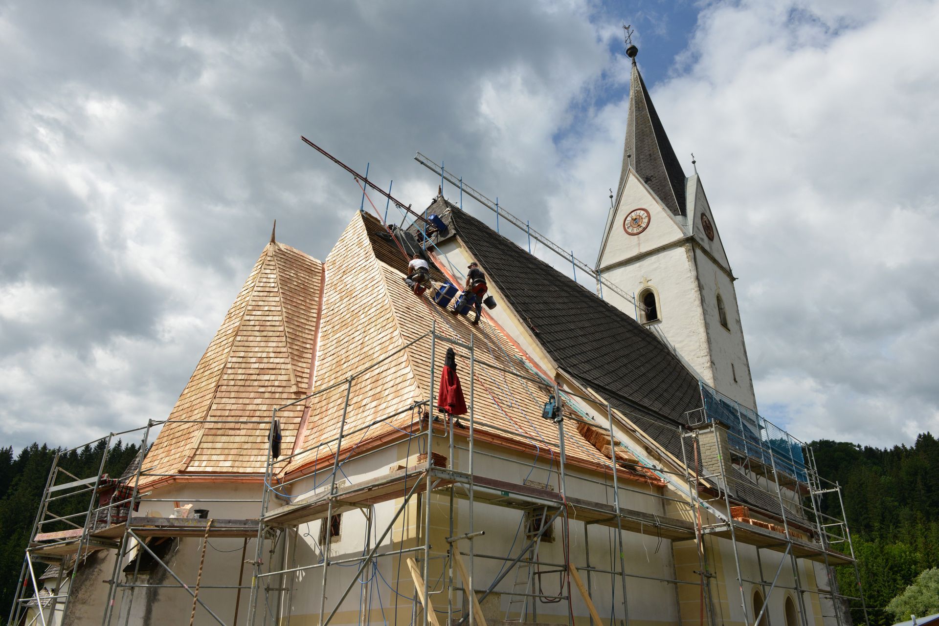 La rénovation de la toiture d'une église.