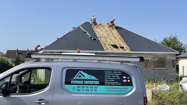 Le véhicule gris de Stephane Couverture et un toit gris.