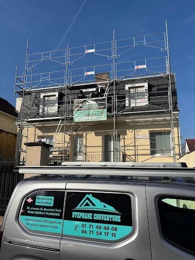 Le véhicule de Stéphane Couverture devant un échafaudage.